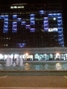 il gioco di luci della facciata su Piazza Rabin