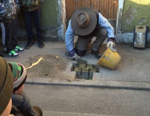 Gunter Demnig posa le pietre d'inciampo